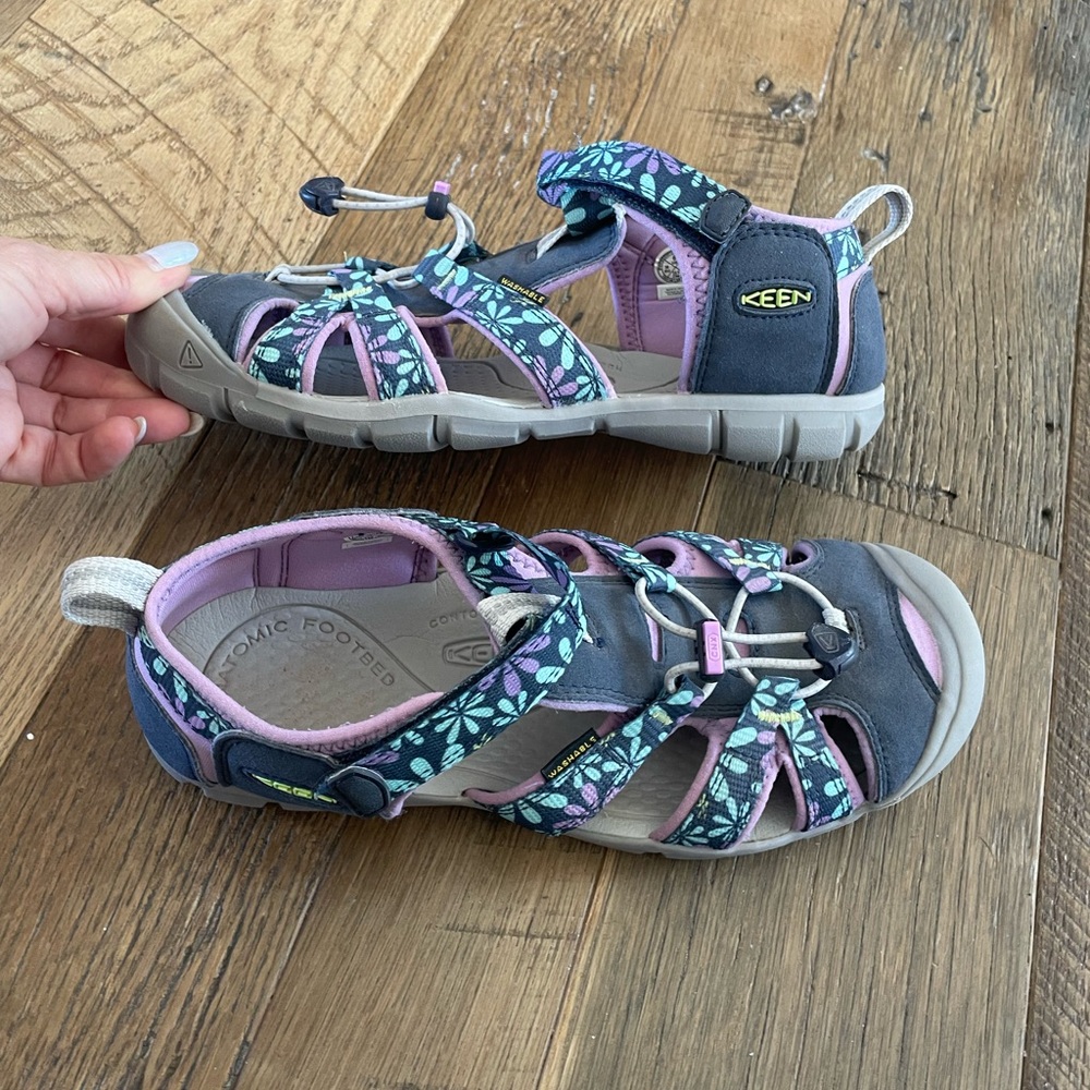 KEEN sandals Wm 6